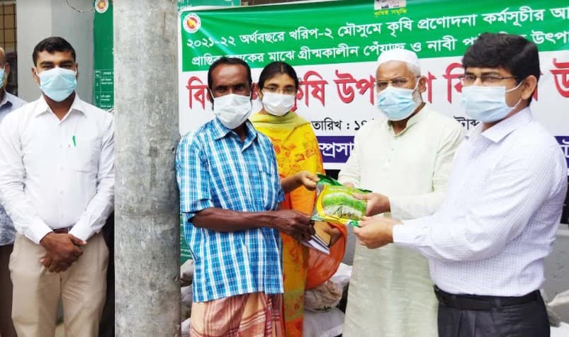 ধামইরহাটে কৃষকদের মাঝে বিনামূল্যে পেঁয়াজ ও পাটবীজ বিতরণ