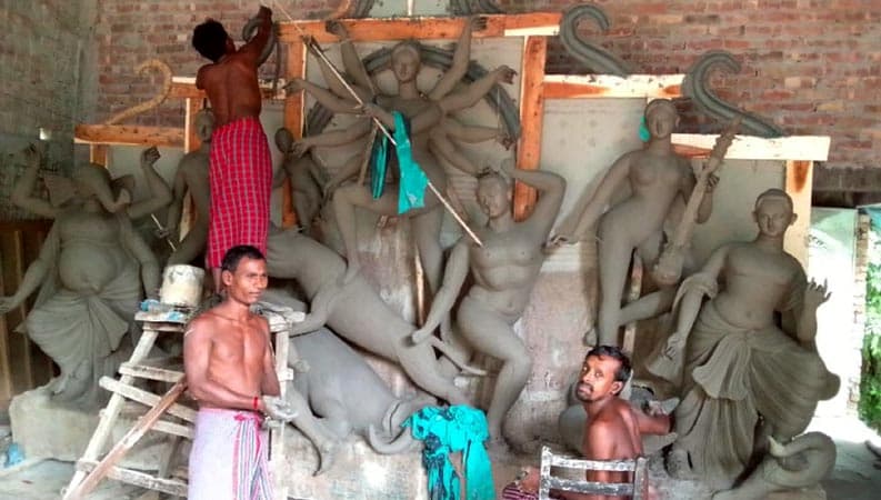 আশাশুনিতে শারদীয় দূর্গা পূজা উপলক্ষে ব্যস্ত প্রতিমা শিল্পীরা