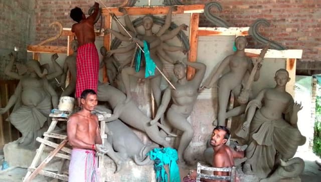 আশাশুনিতে শারদীয় দূর্গা পূজা উপলক্ষে ব্যস্ত প্রতিমা শিল্পীরা
