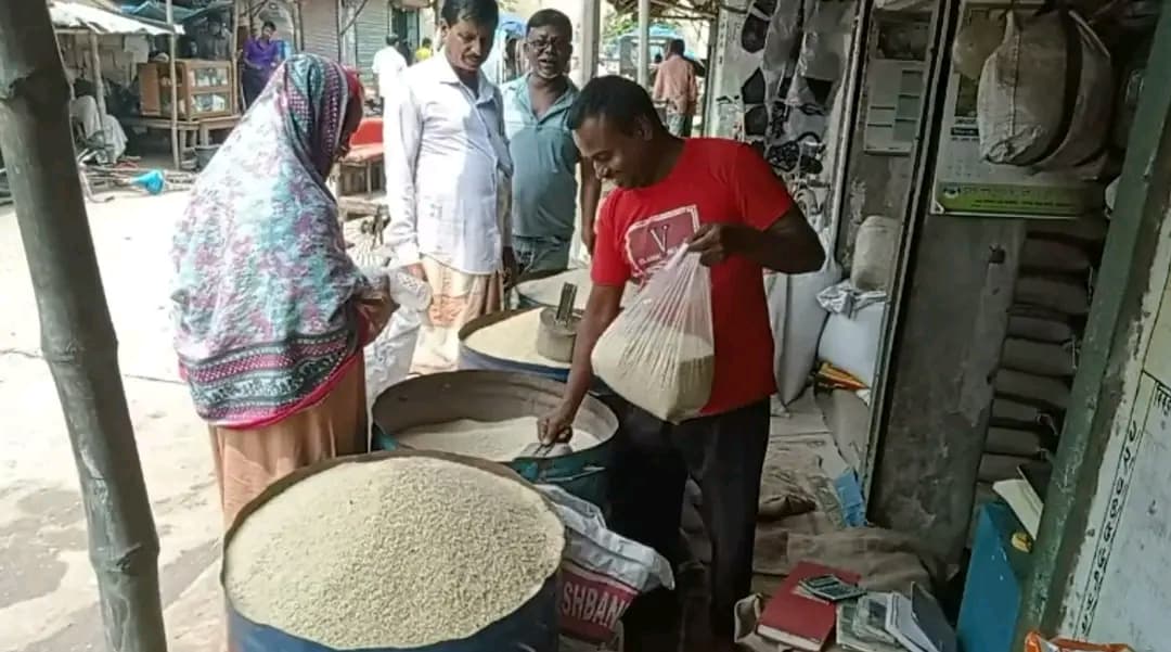 হিলি স্থলবন্দরে সিদ্ধ চালের দাম বেড়েছে যে কারনে