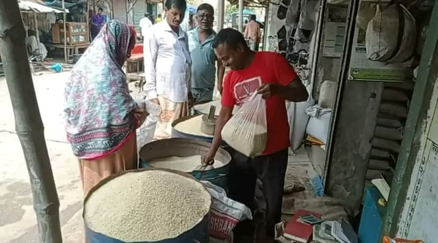 হিলি স্থলবন্দরে সিদ্ধ চালের দাম বেড়েছে যে কারনে