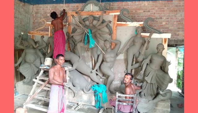 আশাশুনিতে ব্যস্ত সময় পার করছেন শিল্পীরা