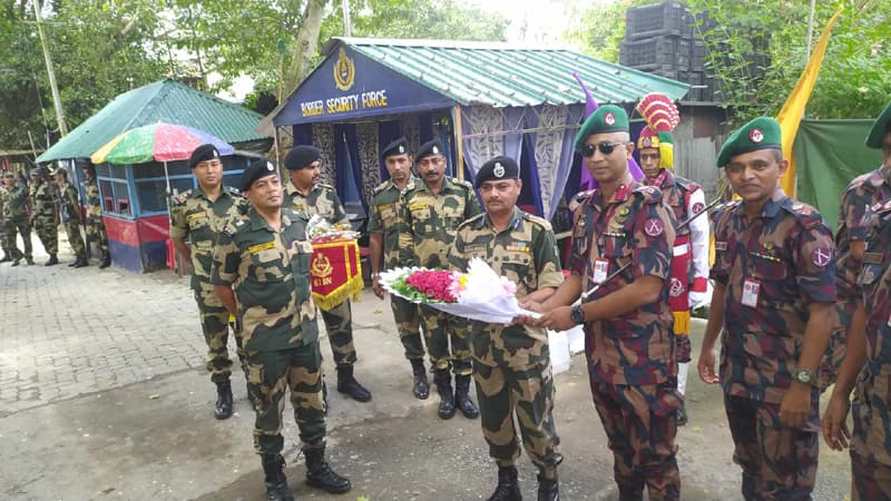 হিলি সীমান্তে বিজিবি ও বিএসএফের সৌজন্য স্বাক্ষাৎ