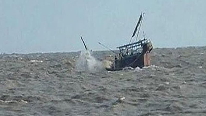কক্সবাজারে ঝড়ের কবলে ট্রলার ডুবি, নিহত ১