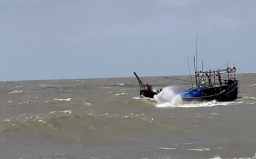 কক্সবাজারে ১৩ ফিশিং ট্রলারসহ ৫ শতাধিক জেলে নিখোঁজ