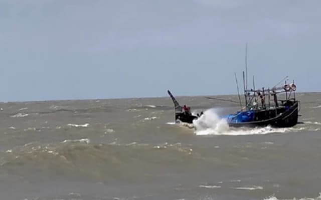 কক্সবাজারে ১৩ ফিশিং ট্রলারসহ ৫ শতাধিক জেলে নিখোঁজ