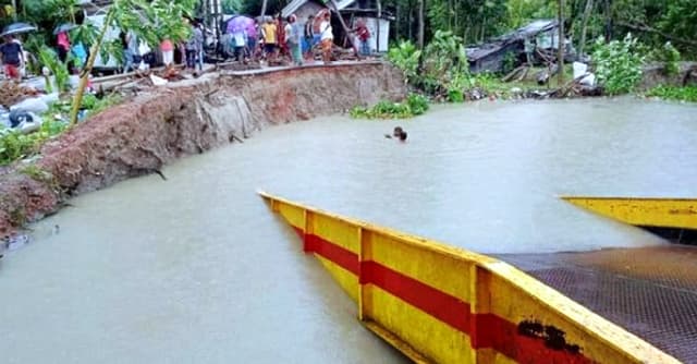 সন্ধ্যা নদীর ভাঙন কবলে ফেরীঘাটসহ বিস্তীর্ণ এলাকা