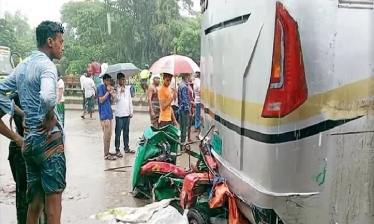 কুমিল্লায় বাসচাপায় অটোরিকশার ২ যাত্রী নিহত