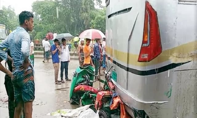 কুমিল্লায় বাসচাপায় অটোরিকশার ২ যাত্রী নিহত