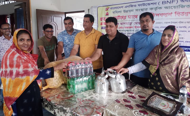 গোয়ালন্দে দরিদ্র ব্যবসায়ীদের মাঝে কাঁচা উপকরণ বিতরণ