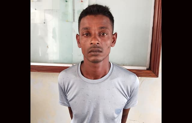 আশাশুনির কাদাকাটিতে বোমা ও বন্দুকের গুলি উদ্ধার, আটক-১