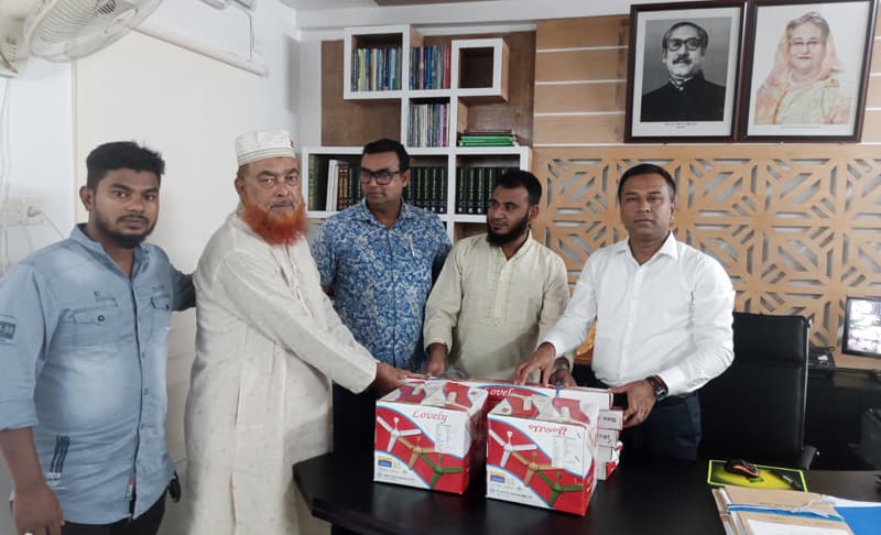 উজানচর ইসলামিয়া আলিম মাদ্রাসায় ১০টি সিলিং ফ্যান দিলেন মোস্তফা মুন্সী