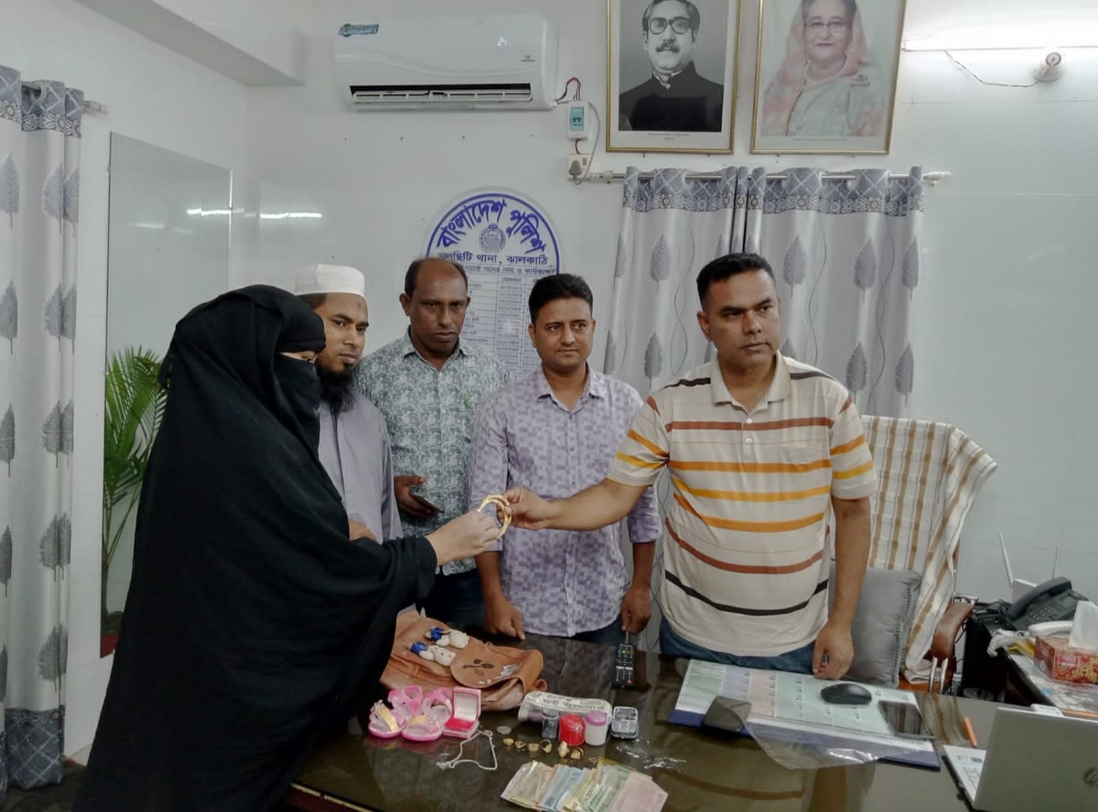 ঝালকাঠিতে হারিয়ে যাওয়া স্বর্ণালংকার টাকা সহ ব্যাগ উদ্ধার করলো পুলিশ