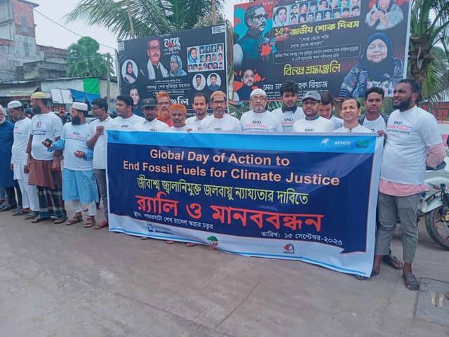 জীবাশ্ম জ্বালানিমুক্ত জলবায়ু ন্যায্যতার দাবিতে পাথরঘাটায় মানববন্ধন
