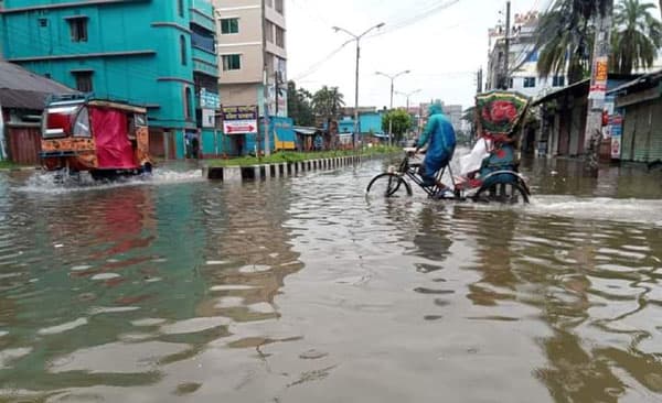 বরিশালে টানা বৃষ্টিতে সড়ক ও বাড়িতে পানি ঢুকে ভোগান্তিতে নগরবাসী