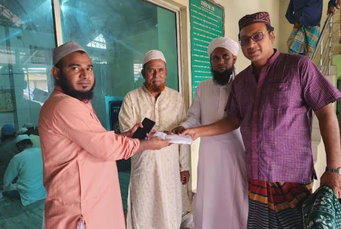 মসজিদের উন্নয়নকাজে চেয়ার‌ম্যানের অনুদান