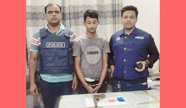 দেবীদ্বারে দেশীয় পিস্তল ও ইয়াবাসহ যুবক গ্রেফতার
