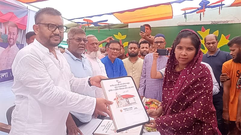 লালমোহনে আশ্রয়ন প্রকল্পের ঘরের চাবি হস্তান্তর