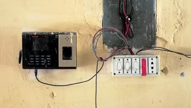 কালকিনিতে ১৯৯ প্রাথমিক বিদ্যালয়ে হাজিরা যন্ত্র নষ্ট ! ব্যবহার হয়নি একদিনও