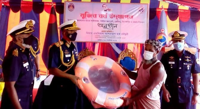 মোংলায় প্রান্তিক জেলেদের জীবন রক্ষাকারী উপকরণ দিল কোস্টগার্ড
