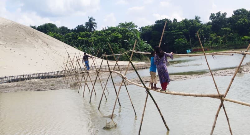 স্কুলে যেতে শিক্ষার্থীদের বাঁশের সাঁকোই ভরসা