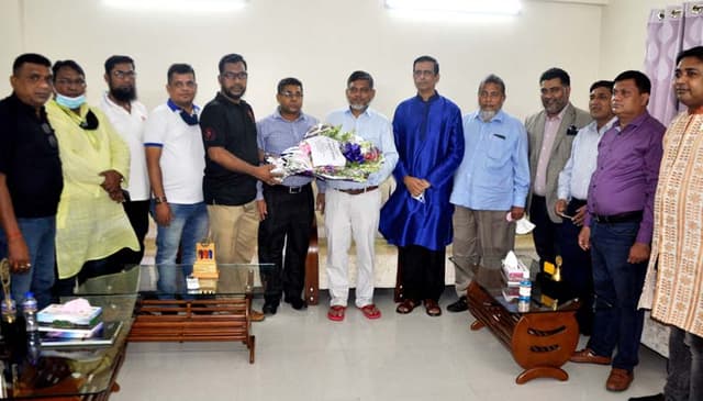 আইপিডিজি ডিস্ট্রিক গভর্নর রুবায়েত হোসেনকে ফুলেল শুভেচ্ছা খান মামুনের