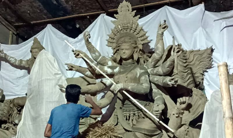 শারদীয় দুর্গাপূজা উপলক্ষে ব্যস্ত সময় কাটাচ্ছেন দখিনের মৃৎ শিল্পীরা