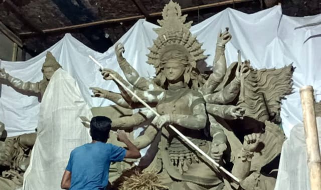 শারদীয় দুর্গাপূজা উপলক্ষে ব্যস্ত সময় কাটাচ্ছেন দখিনের মৃৎ শিল্পীরা