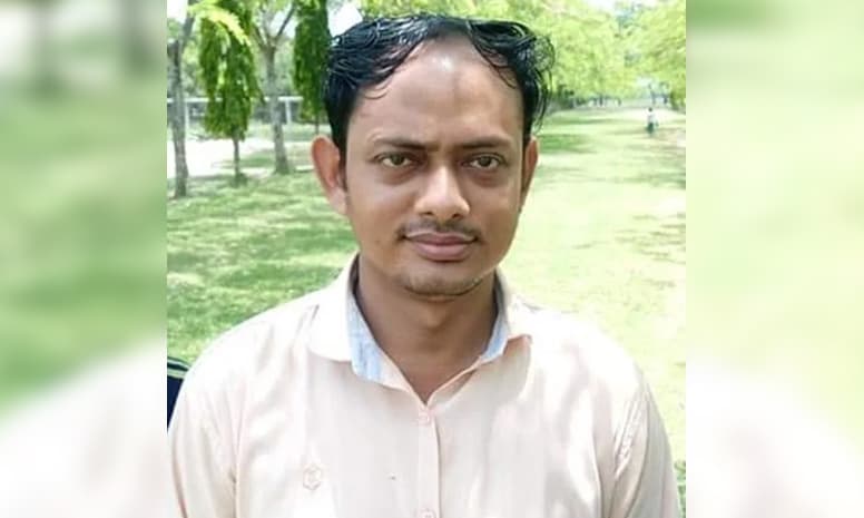 পরীক্ষা চলাকালেই পরীক্ষার্থীদের পিটালেন কেন্দ্র কর্মকর্তা!