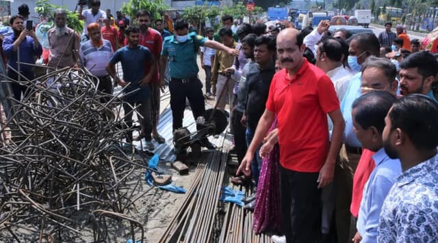 ফুটপাতে রাখা রড-সিমেন্ট নিলামে বেচে দিলো ডিএনসিসি