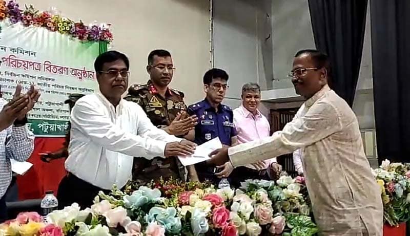 কলাপাড়ায় স্মার্ট কার্ড বিতরণ কার্যক্রমের উদ্বোধণ