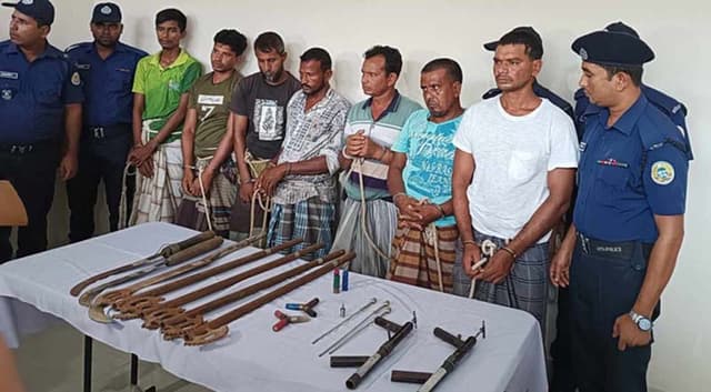 বরিশালে পুলিশকে লক্ষ্য করে গুলি ॥ গ্রেপ্তার ৭, অস্ত্র উদ্ধার