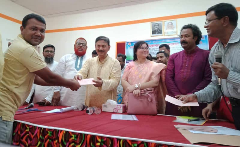 ষ্ট্রিপ বাগানের উপকার ভোগিদের মাঝে লভ্যাংশের চেক বিতরণ