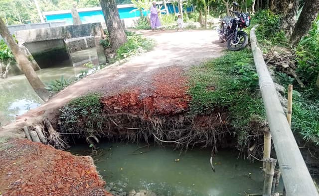বরিশালে সড়ক নয় যেন মরণ ফাঁদ, মৃত্যুঝুঁকি নিয়ে চলাচল