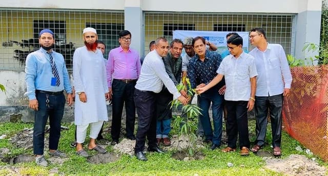 হিলিতে ঢাকা ব্যাংকের উদ্যোগে বৃক্ষরোপণ কর্মসূচি পালন