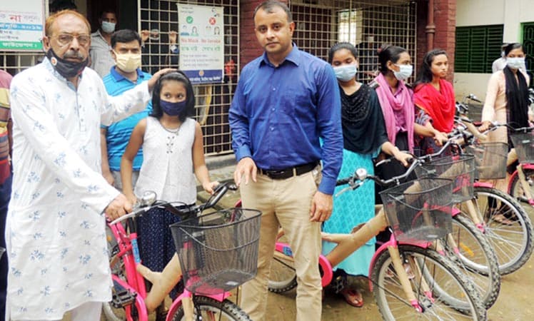 ঝিনাইদহে আদিবাসী শিক্ষার্থীদের আর্থিক সহযোগিতা ও সাইকেল বিতরণ