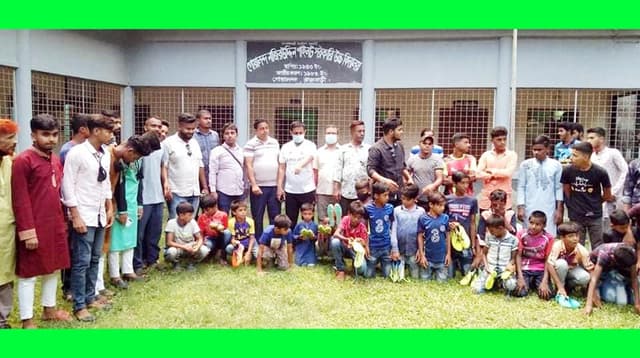 গোয়ালন্দে ১৫ ক্ষুদে ফুটবলারের মাঝে খেলার সামগ্রী উপহার