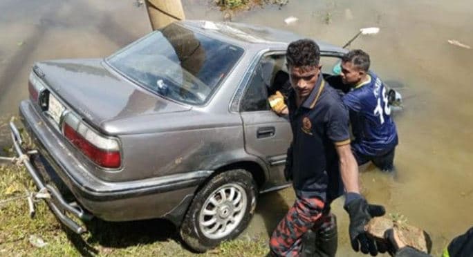 যাত্রীসহ প্রাইভেটকার পানিতে, নিহত ১
