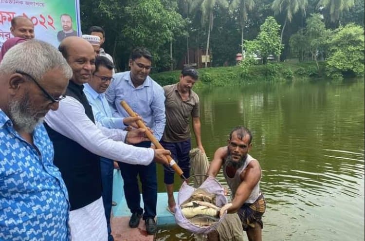 গোপালপুরে পোনামাছ অবমুক্তকরণ