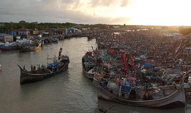 ফুঁসে উঠছে সমুদ্র, নিরাপদ আশ্রয়ে ফিরছে জেলেরা