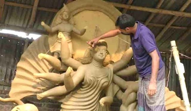 হিলিতে শারদীয় দুর্গাপূজা উপলক্ষে প্রতিমা তৈরিতে ব্যস্ত মৃৎশিল্পীরা