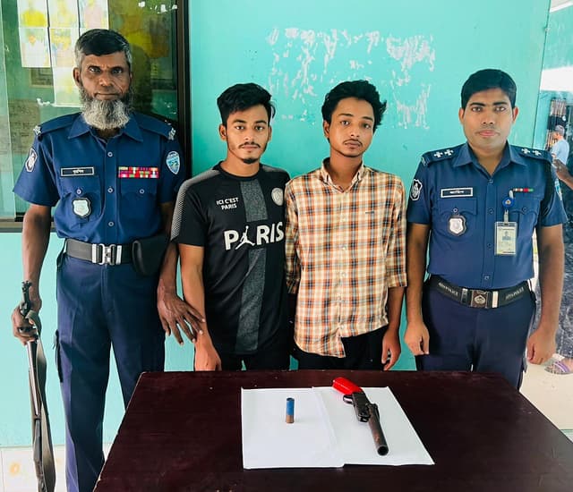 নোয়াখালীতে আগ্নেয়াস্ত্র-কার্তুজসহ দুই তরুণ গ্রেফতার