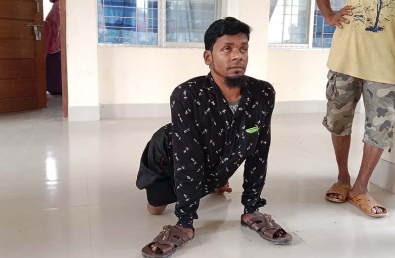 দুই হাতে ভর করে চলা প্রতিবন্ধী সোহাগের সংসার চলে রিকশা চালিয়ে
