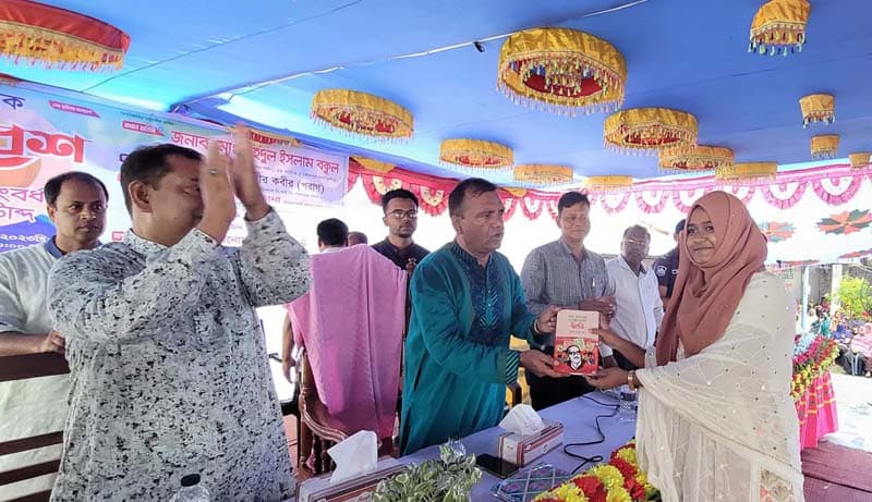 লালপুরে অভিভাবক সমাবেশ ও কৃতী শিক্ষার্থী সংবর্ধনা