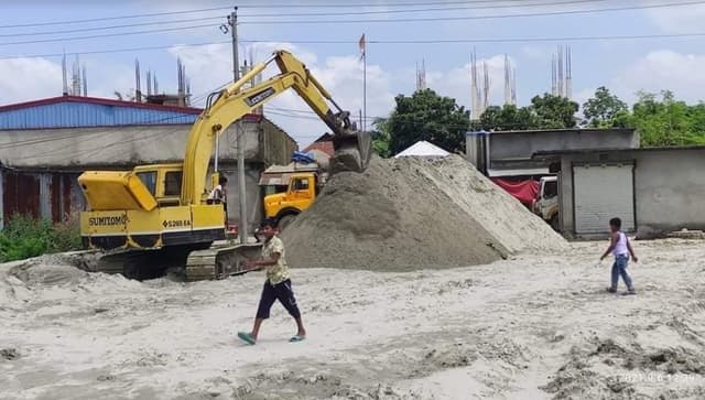সাভারে কাউন্সিলরের সহযোগী পরিচয়ে চাঁদা দাবি