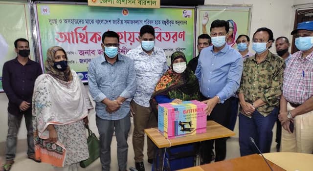 বরিশালে ১০৪ অসহায় মানুষের মাঝে চেক বিতরণ