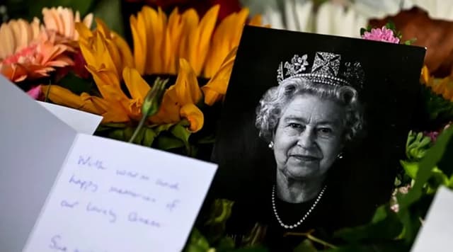 রাজকীয় আয়োজনে সমাহিত হলেন রানি দ্বিতীয় এলিজাবেথ