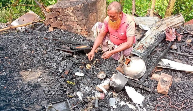 চা দোকানীর স্বপ্ন পুড়ে ছাঁই