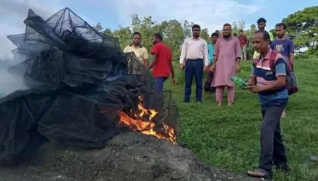 বিরামপুরে অভিযানে নিষিদ্ধ জাল জব্দ