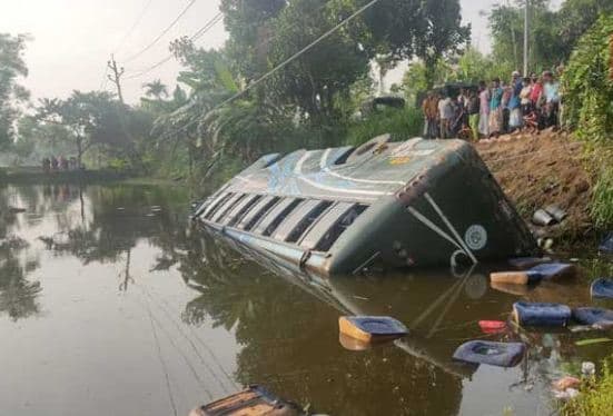 নিয়ন্ত্রণ হারিয়ে বাস খাদে, নিহত ১